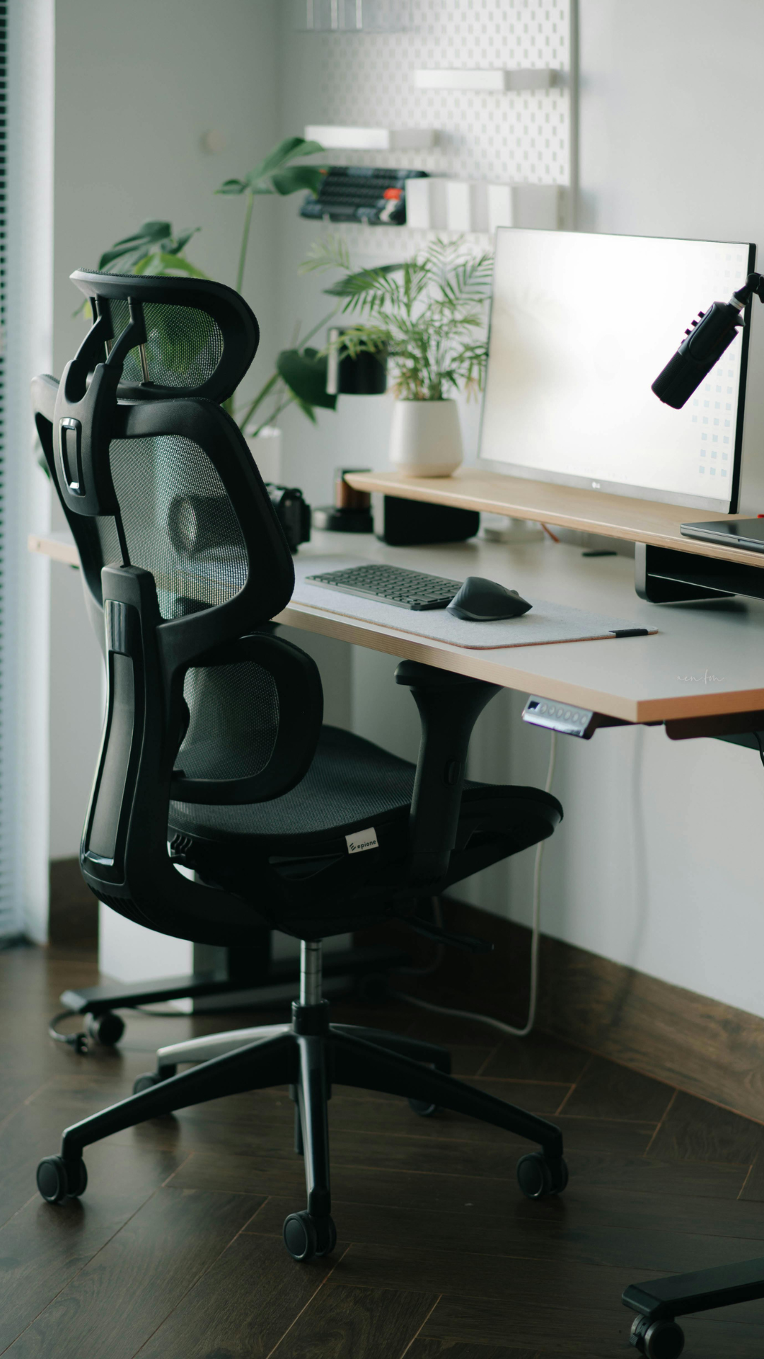Properly set up ergonomic desk workstation with monitor at eye level and supportive chair